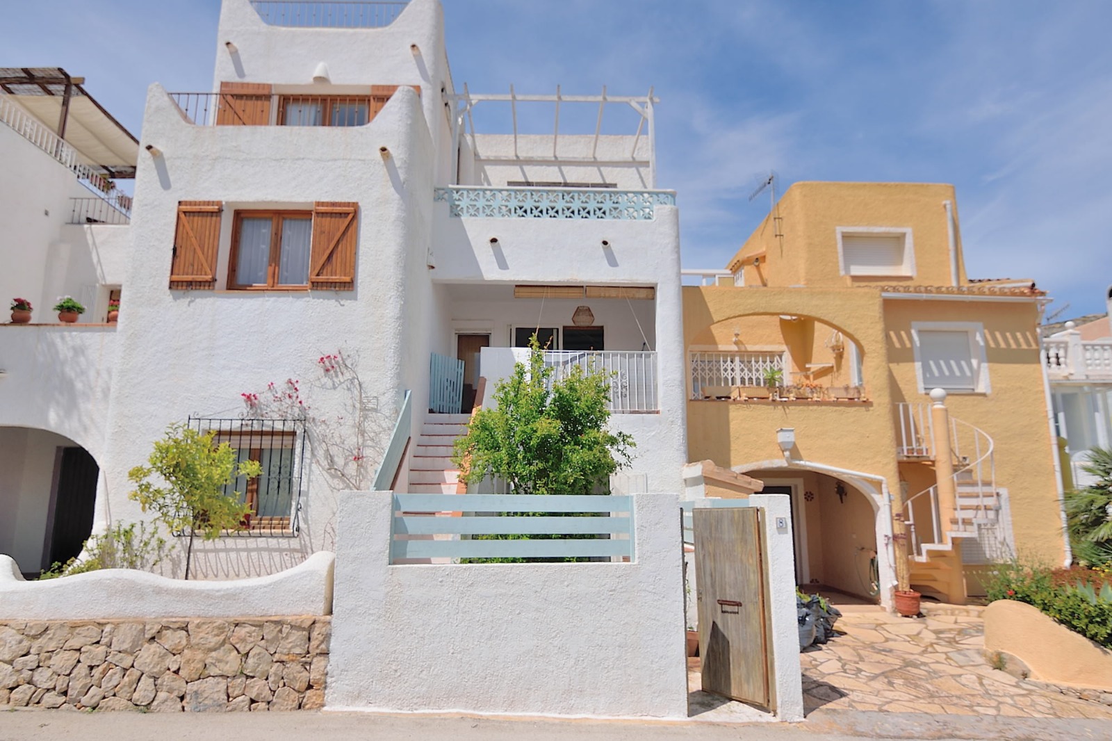 4C - Casa adosada de 3 habitaciones con apartamento de invitados en venta