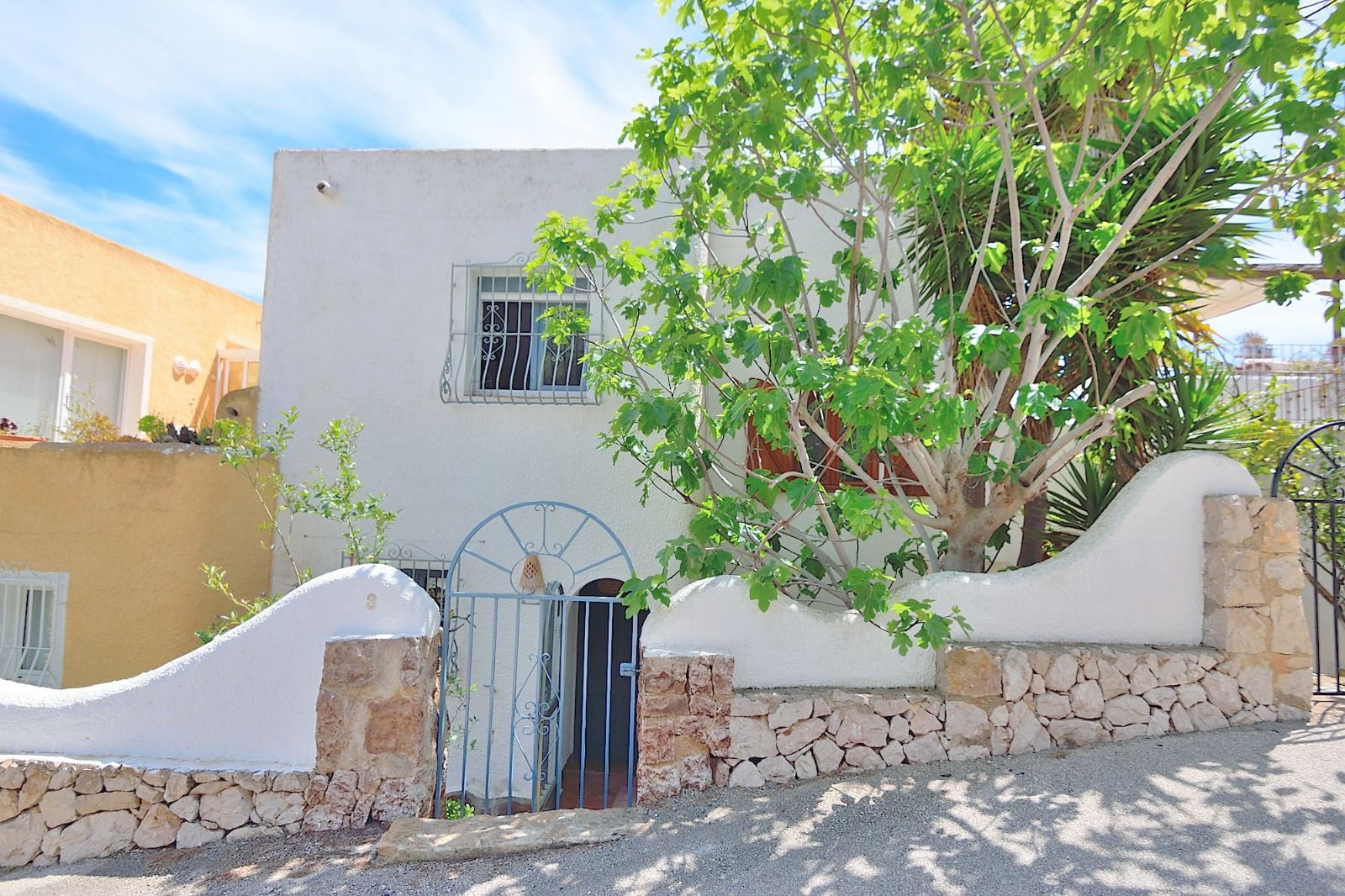 3 Bedroom Townhouse with Guest Apartment for Sale 